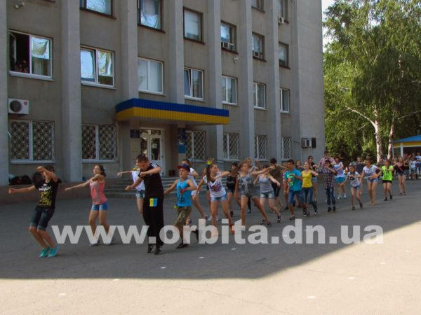 В Красноармейске молодежь приняла участие в танцевальном флешмобе за мир и единство Украины (фото, видео)