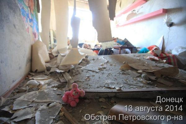 Последствия боевых действий в Петровском районе Донецка (фото)