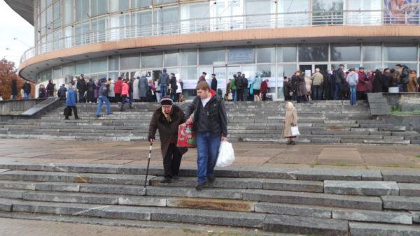 Дончане выстраиваются в огромные очереди за гуманитарной помощью (фото, видео)