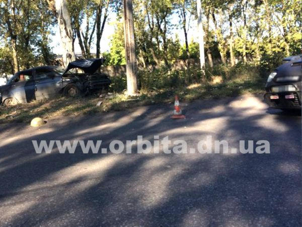 Загадочное ДТП в Красноармейске: один автомобиль перевернулся, второй - врезался в столб (фото, видео)