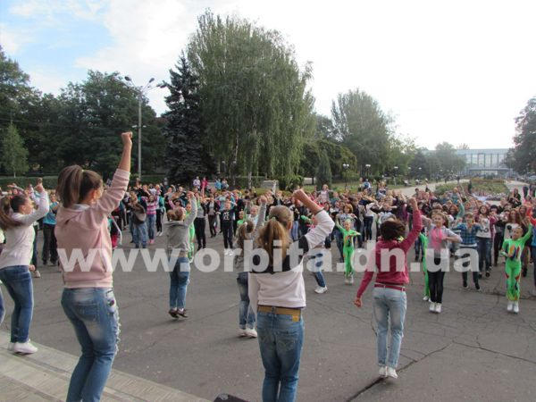 На главной площади Красноармейске прошла общегородская зарядка (фото, видео)