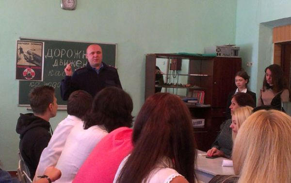 Школьникам Новогродовки объясняли правила дорожного движения (фото)