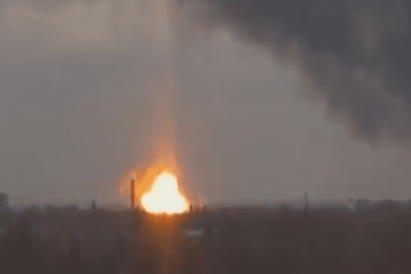 Мощные взрывы и столбы черного дыма в Донецке (фото, видео)