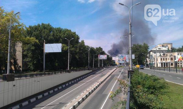 Донецк снова окутан черным дымом, перемирием и не пахнет (фото)
