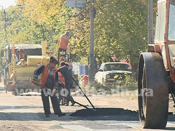 Красноармейск: война войной, а ремонт дорог по расписанию (фото, видео)