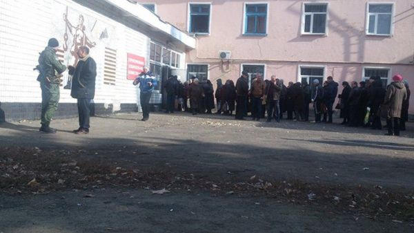 Выборы ДНР превратились в стихийный овощной рынок для голодных пенсионеров (фото, видео)