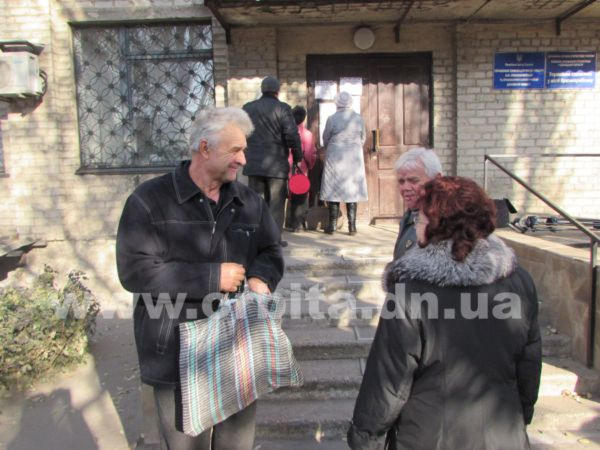 В Красноармейске пенсионеры из зоны АТО стоят в очередях за статусом "переселенца" (фото, видео)