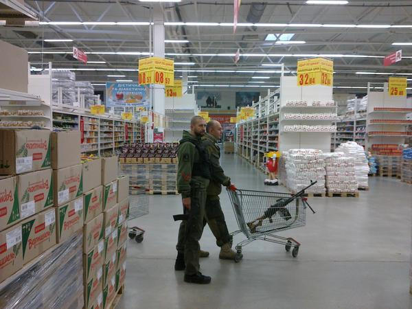 Боевики ДНР ходят в супермаркет с пулеметом (фото)