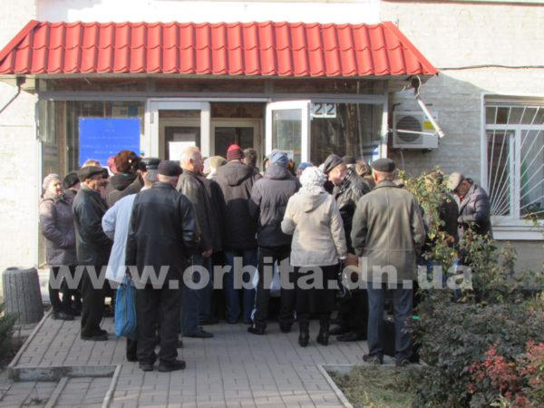 В Красноармейске пенсионеры из зоны АТО стоят в очередях за статусом "переселенца" (фото, видео)