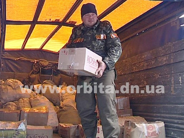 "Киборги" из донецкого аэропорта получили гуманитарную помощь в Красноармейске (фото, видео)