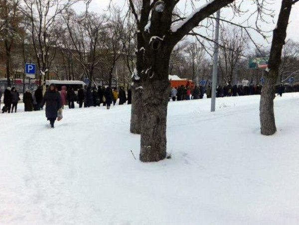 В Донецке люди дерутся в многотысячных очередях за гуманитарной помощью (фото, видео)