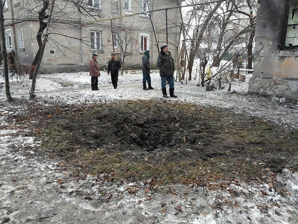 В первый день перемирия в Донецке подсчитывали погибших и разрушения (фото)
