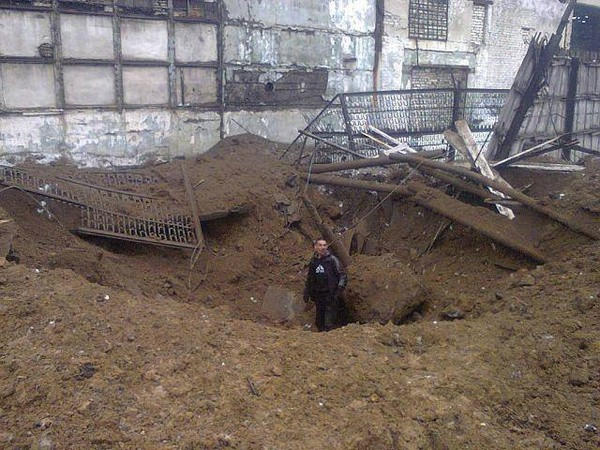 В результате артобстрела в Донецке много раненых и огромные воронки от снарядов (фото)