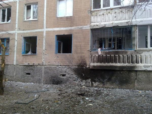 От сегодняшнего артобстрела в Донецке пострадали мирные жители, дома, автомобили и общественный транспорт (фото)