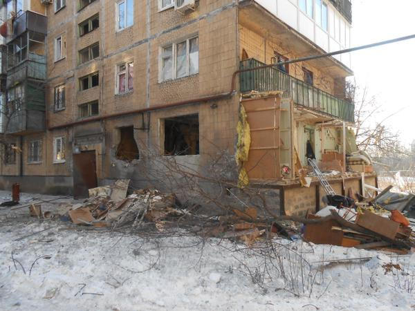 Дончане приходят в себя после прошедшего разрушительного дня войны (фото)
