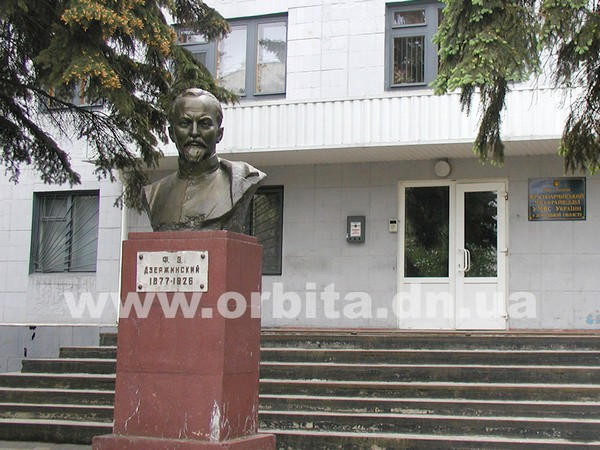 В Красноармейске даже милиция не знает, кто снес памятник Дзержинскому возле здания горотдела милиции (фото)