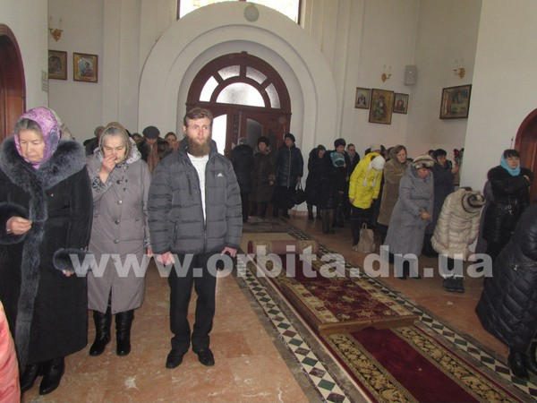 Митрополит Иларион провел литургию в Красноармейске (фото, видео)