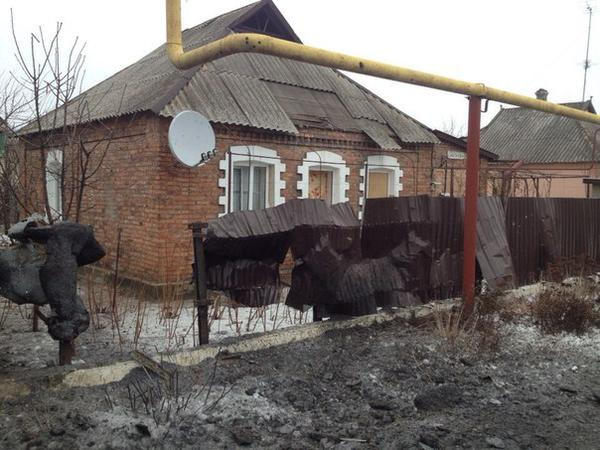От сегодняшнего артобстрела в Донецке пострадали мирные жители, дома, автомобили и общественный транспорт (фото)