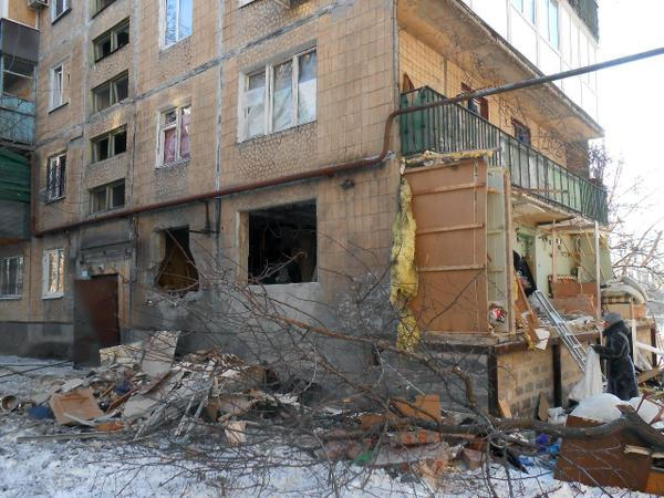 Дончане приходят в себя после прошедшего разрушительного дня войны (фото)