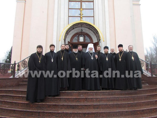 Митрополит Иларион провел литургию в Красноармейске (фото, видео)