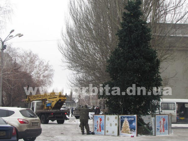В Красноармейске начат демонтаж главной новогодней елки (фото)