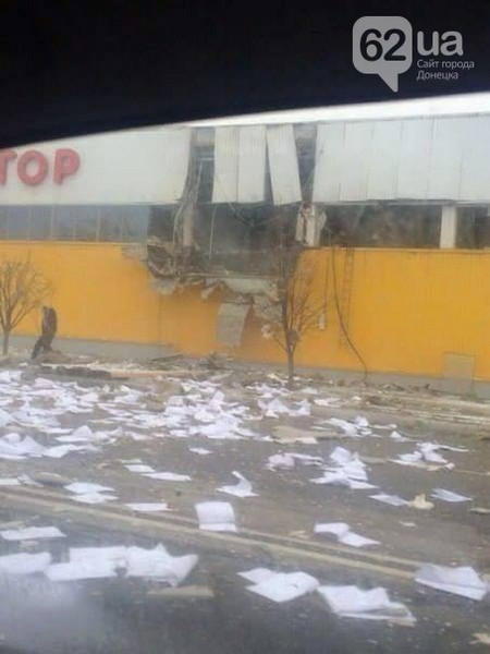 В результате вчерашнего артобстрела в Донецке повреждены школы и супермаркет