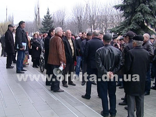 Шахтеры Димитрова провели предупредительный митинг и готовятся к многотысячной акции с забастовкой