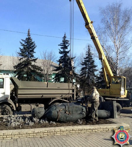 Милиция разыскивает причастных к сносу памятника Ленину в Доброполье