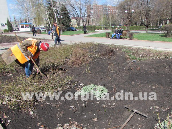 Коммунальщики Красноармейска приводят в порядок городские клумбы (фото)