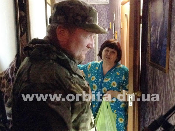 Нуждающиеся жители Красноармейска получили пасхальные подарки от военных и волонтеров (фото, видео)