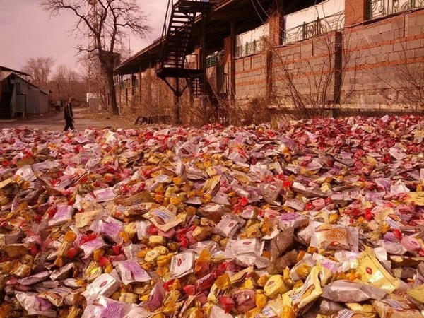 Боевики ДНР усыпали конфетами улицу в Донецке (фото)