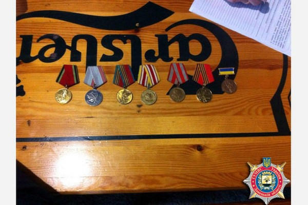 В Селидово ветерану вернули украденные медали (фото, видео)
