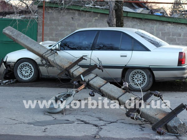 В Красноармейске автомобиль сбил столб (фото)