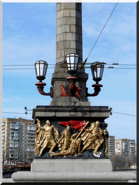 Неизвестные раскрашивают памятники в оккупированном Донецке (фото)