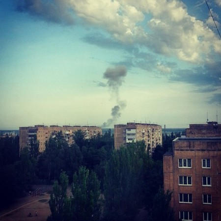 Жителей Донецка напугал мощный взрыв и столб дыма (фото)