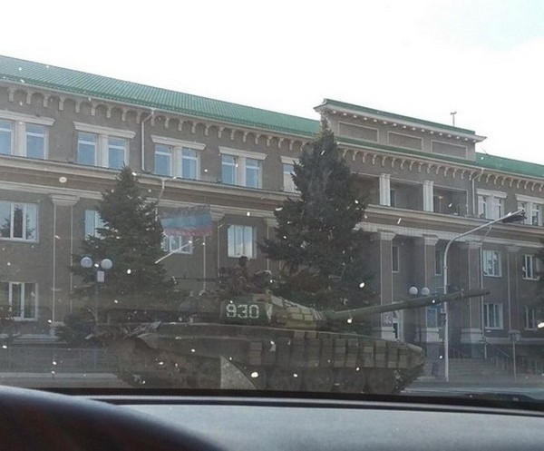 Центр оккупированного Донецка заполонила бронетехника - ДНР готовится к параду (фото)