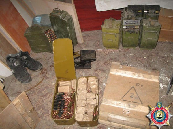 В Красноармейске обнаружен склад с нелегальным оружием (фото)