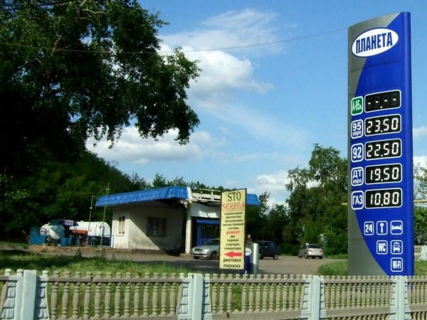 На автозаправках Донецка появился бензин, но цены кусаются (фото)