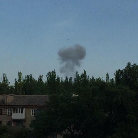 Жителей Донецка напугал мощный взрыв и столб дыма (фото)