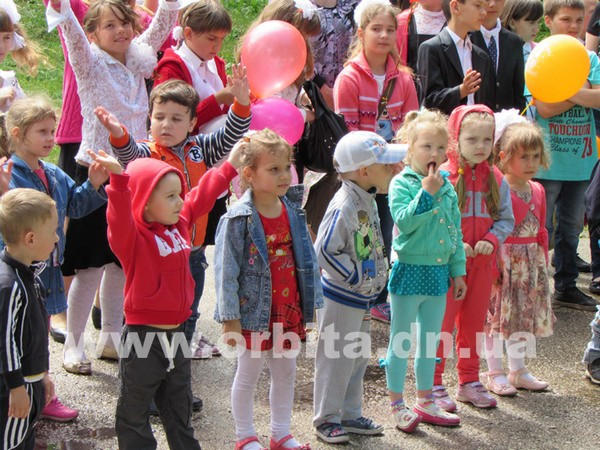 Накануне Дня защиты детей в Красноармейске открыли детскую площадку стоимостью 100 тысяч гривен