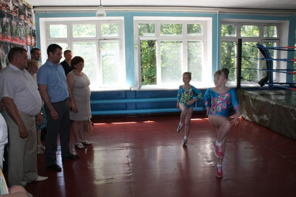 Сергей Сажко посетил Украинск и подарил юным спортсменам татами для зала вольной борьбы