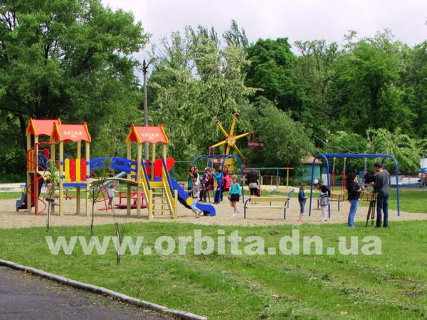 Накануне Дня защиты детей в Красноармейске открыли детскую площадку стоимостью 100 тысяч гривен