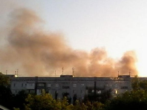 В небе над Донецком поднялся столб густого дыма (фото, видео)