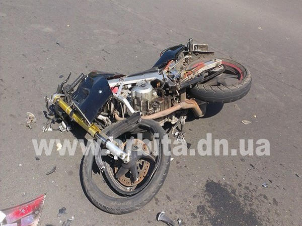 В Димитрове мотоциклист врезался в автомобиль
