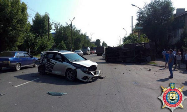 В Димитрове автобус попал в тройное ДТП: есть пострадавшие