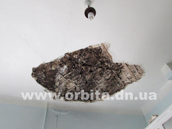 В клинико-диагностической лаборатории Димитровской больницы обвалился потолок