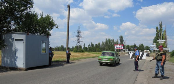 На блокпосту в Красноармейске задержали вооруженного до зубов жителя Луганской области