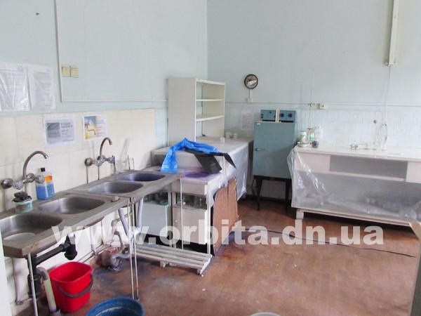 В клинико-диагностической лаборатории Димитровской больницы обвалился потолок
