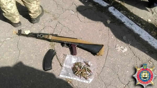 В Селидово обнаружен автомобиль, набитый оружием и боеприпасами