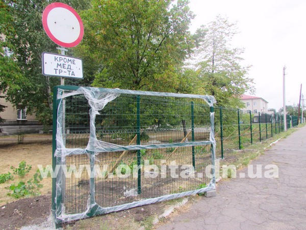 Как выглядит забор за полмиллиона гривен в Красноармейске